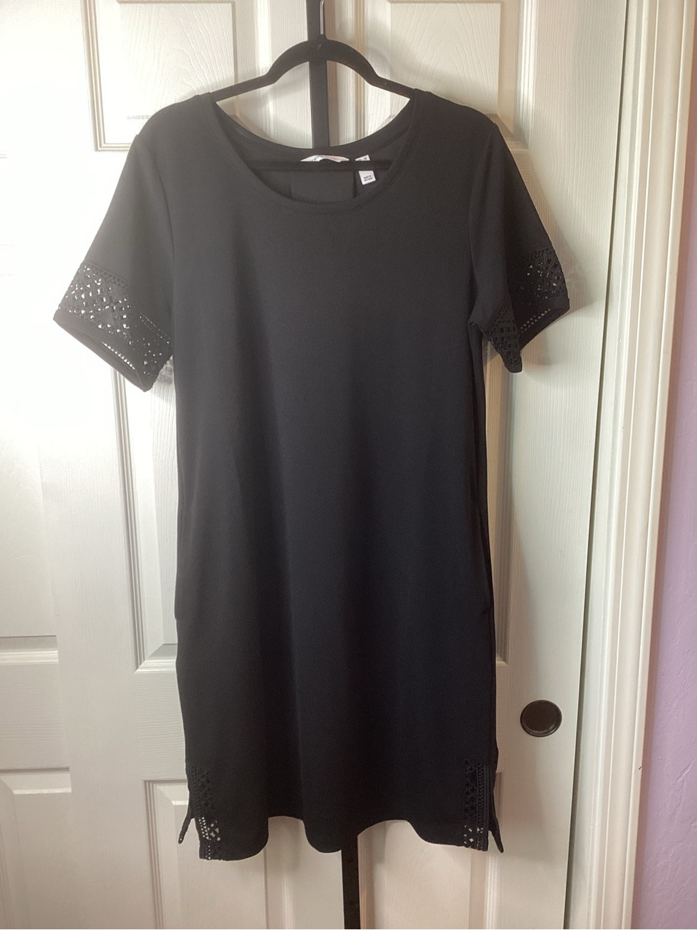 Isaac Mizrahi Black Short Sleeve Shift Dress with Eyelet Trim, size Medium